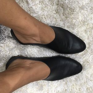 Lightly worn Sz 7 Black leather loafers